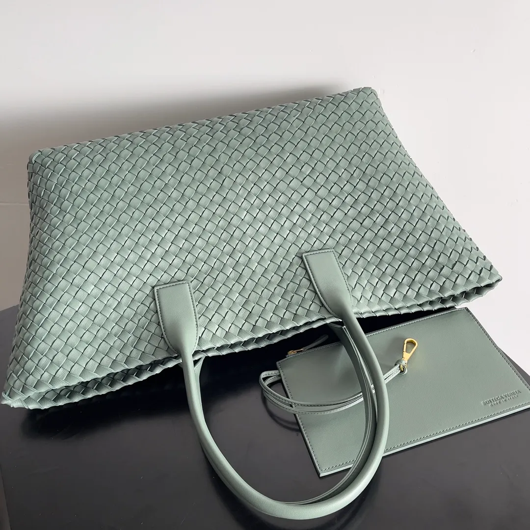 Batch 2860 Classic returns... (large size 51cm) • Cabat, born in 2001, is one of the most iconic styles of the Bottega Veneta workshop. The whole bag is made of top-grade imported lambskin. There is no exposed logo on the whole bag, but with the classic wide woven elements, you can tell who it belongs to at a glance! Can be carried on one shoulder, very practical! Style number: 608811 Size: 51*18*28